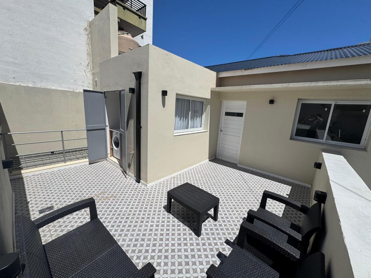 Venta de chalet en ph 5 ambientes con patio y cochera, reciclado y amueblado.