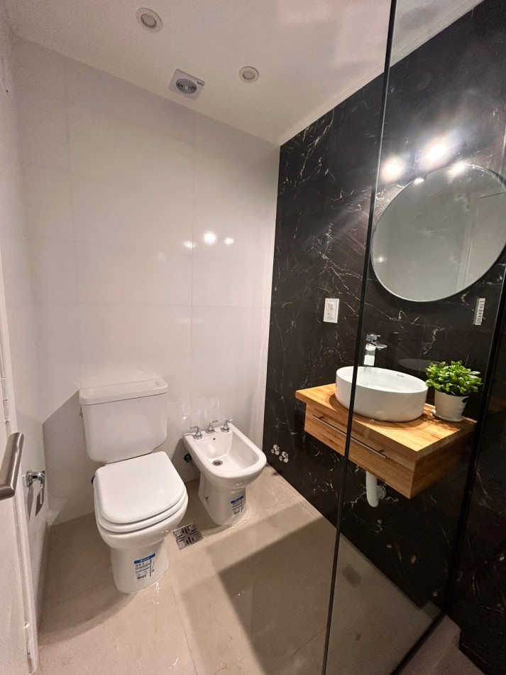 Venta de departamento de 1 ambiente, a la calle con balcon saliente y vista lateral al mar