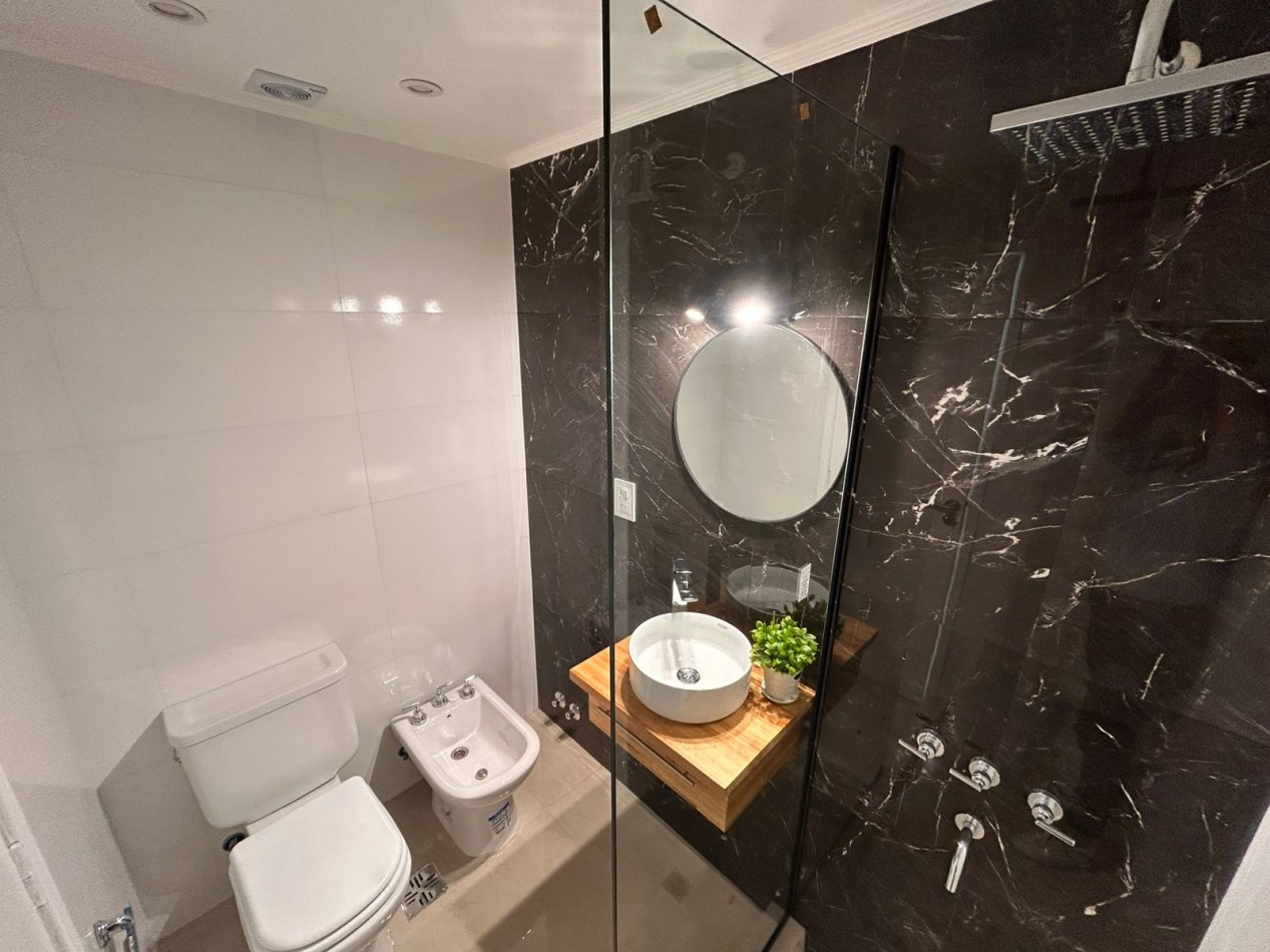 Venta de departamento de 1 ambiente, a la calle con balcon saliente y vista lateral al mar