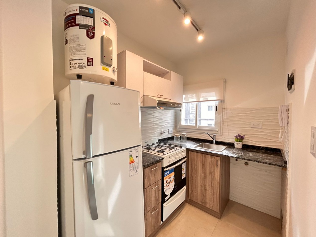 Venta de departamento de 1 ambiente, a la calle con balcon saliente y vista lateral al mar