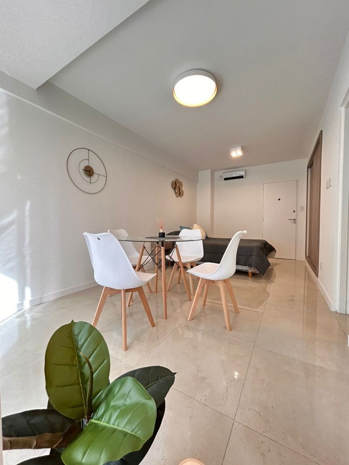 Venta de departamento de 1 ambiente, a la calle con balcon saliente y vista lateral al mar