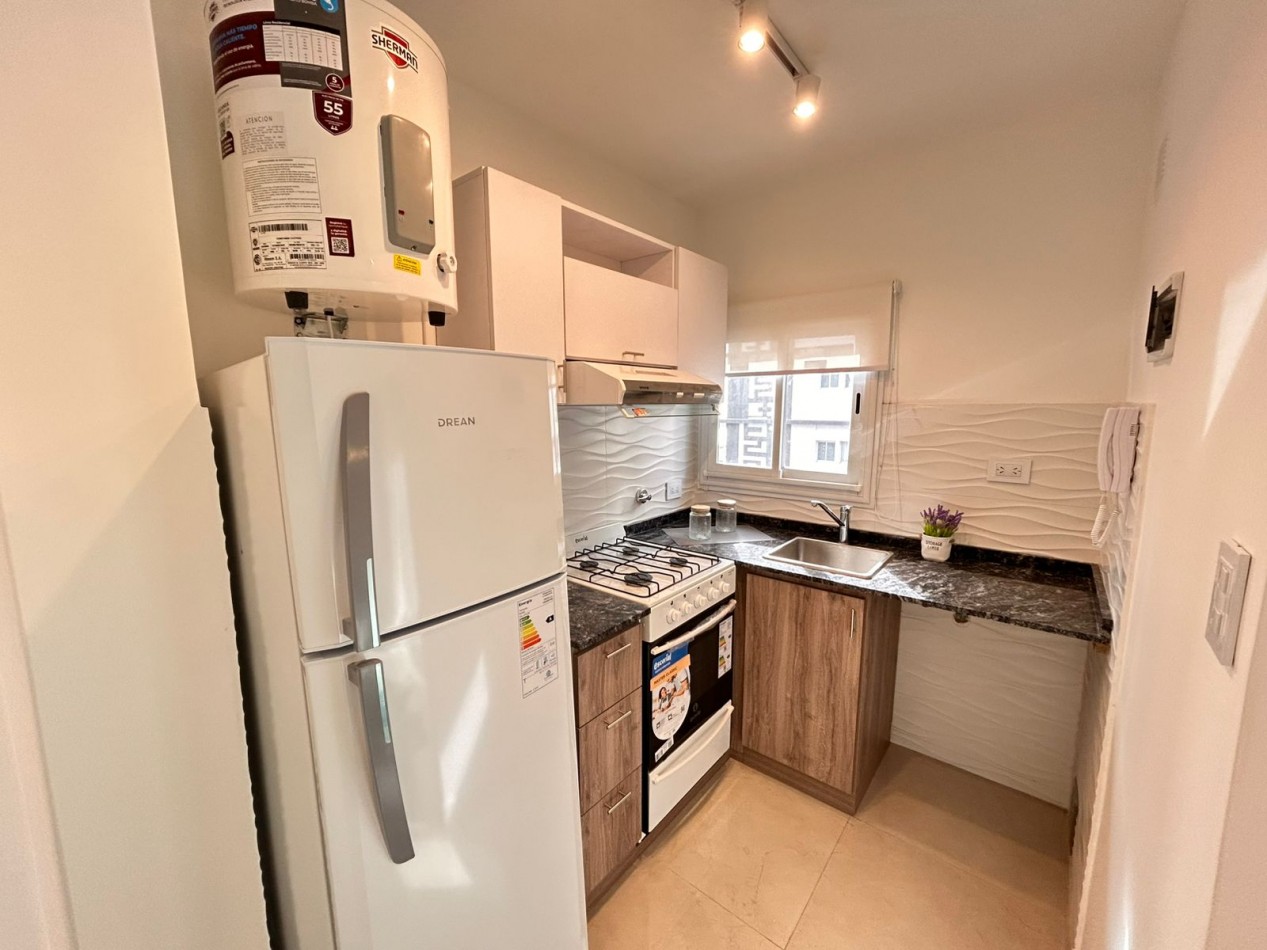 Venta de departamento de 1 ambiente, a la calle con balcon saliente y vista lateral al mar