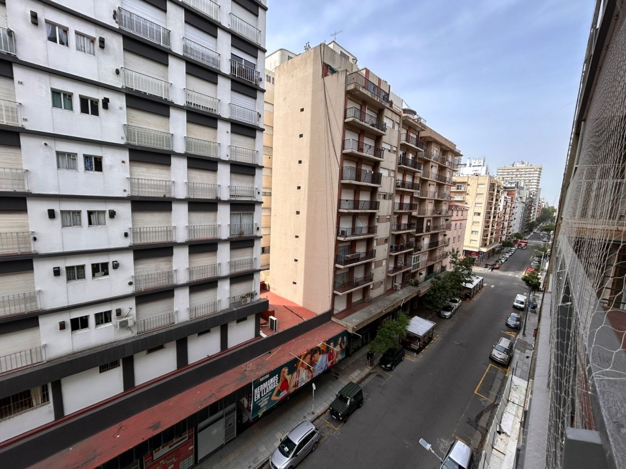 Venta de departamento de 1 ambiente, a la calle con balcon saliente y vista lateral al mar