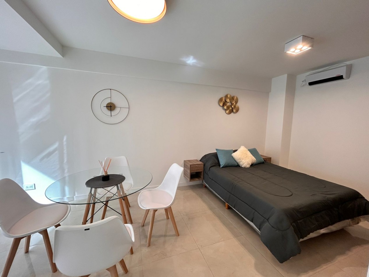 Venta de departamento de 1 ambiente, a la calle con balcon saliente y vista lateral al mar
