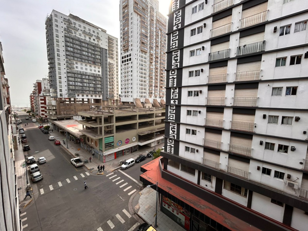 Venta de departamento de 1 ambiente, a la calle con balcon saliente y vista lateral al mar