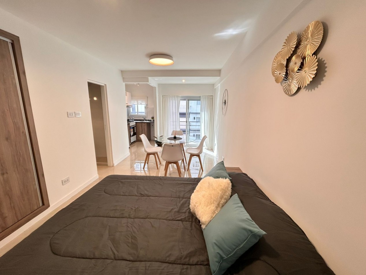 Venta de departamento de 1 ambiente, a la calle con balcon saliente y vista lateral al mar