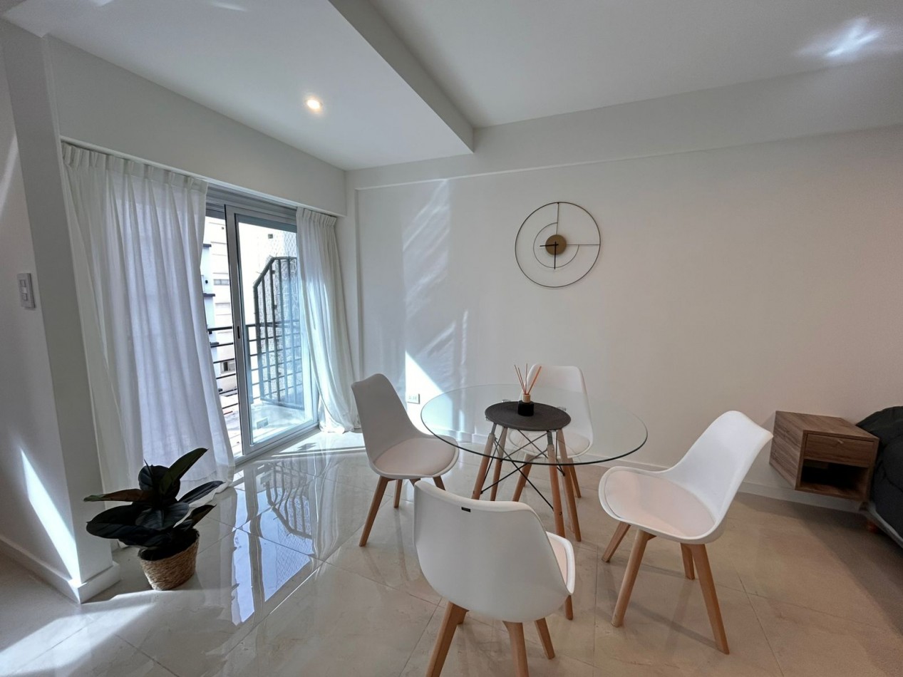 Venta de departamento de 1 ambiente, a la calle con balcon saliente y vista lateral al mar