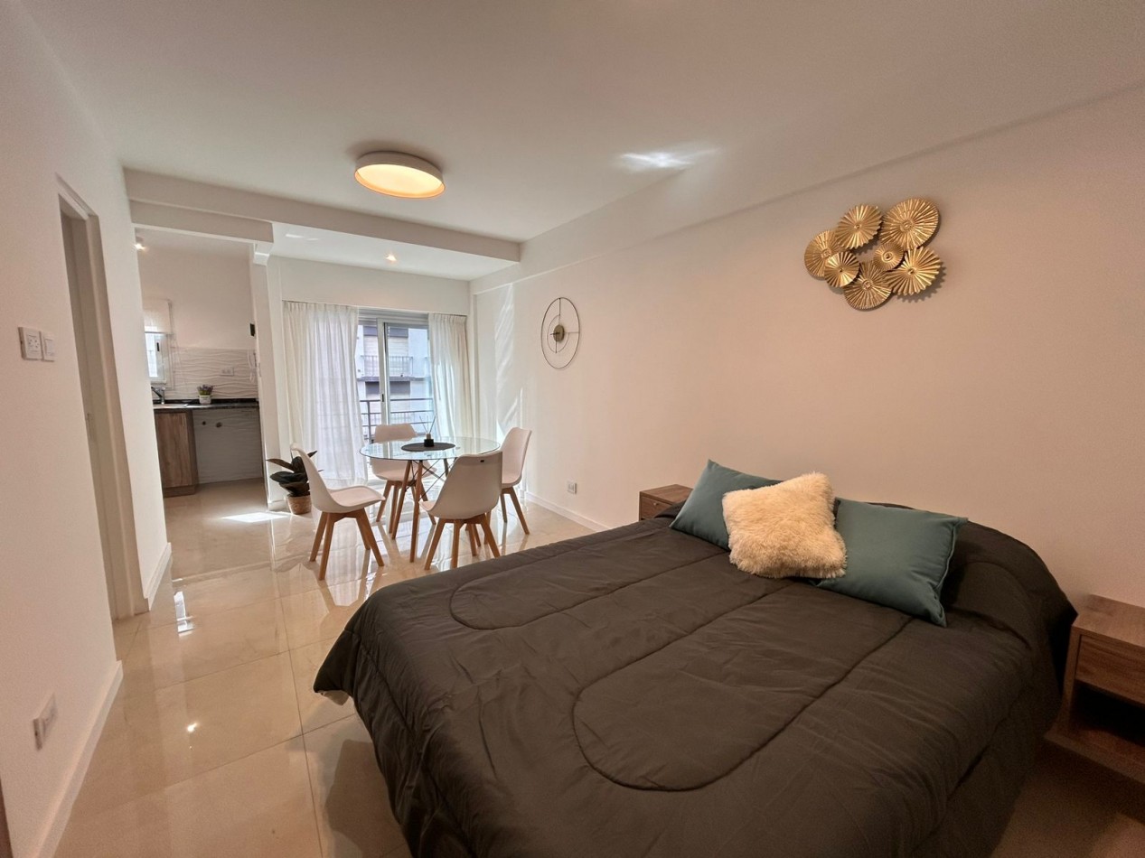 Venta de departamento de 1 ambiente, a la calle con balcon saliente y vista lateral al mar