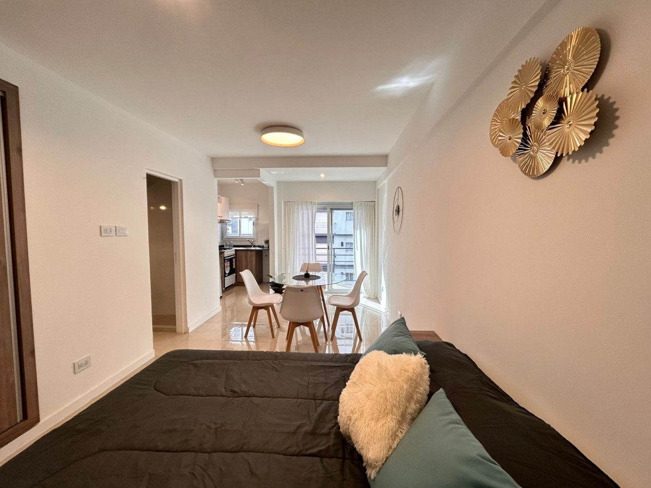 Venta de departamento de 1 ambiente, a la calle con balcon saliente y vista lateral al mar