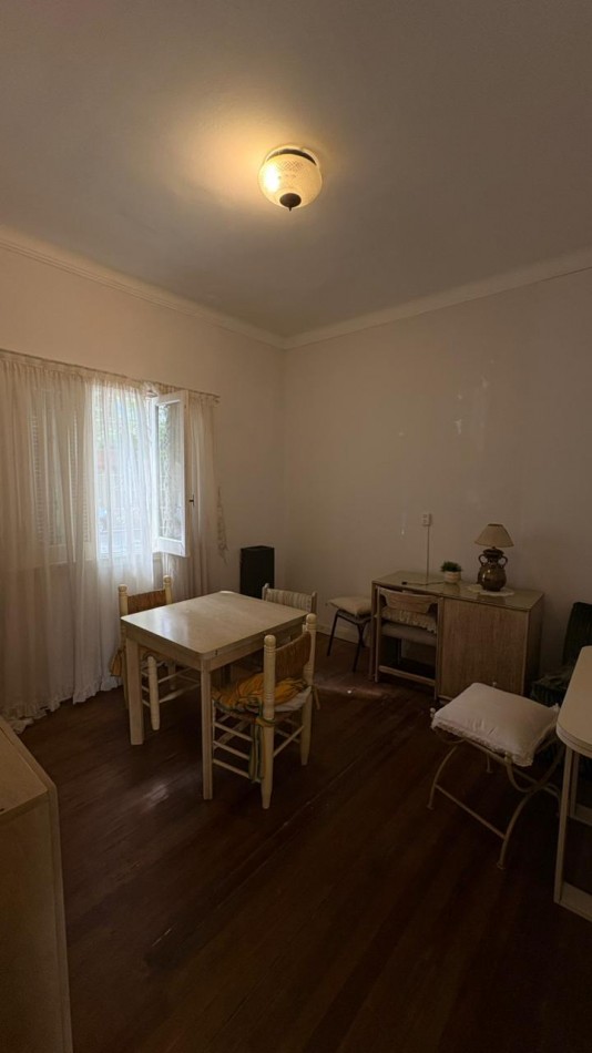 Chalet de estilo cuatro ambientes, Barrio La perla