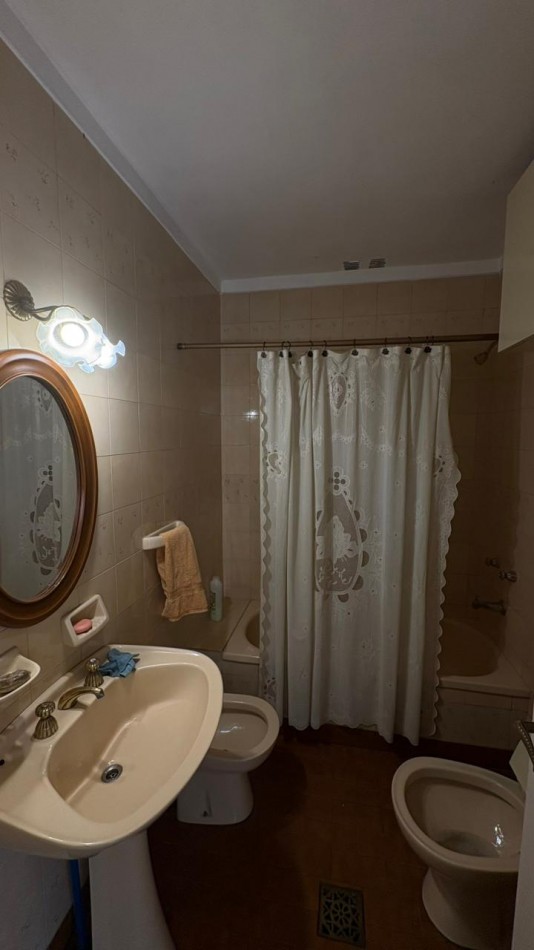 Chalet de estilo cuatro ambientes, Barrio La perla