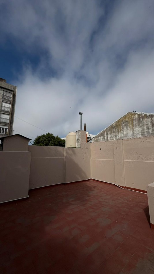 Chalet de estilo cuatro ambientes, Barrio La perla