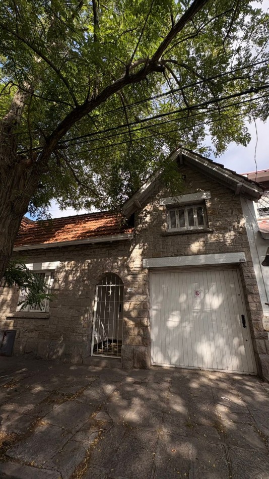 Chalet de estilo cuatro ambientes, Barrio La perla