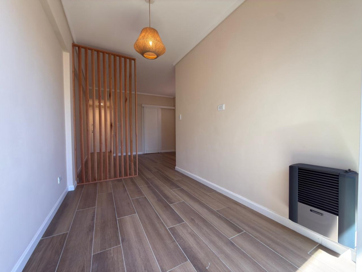 Venta de monoambiente con balcon a la calle, reciclado a nuevo