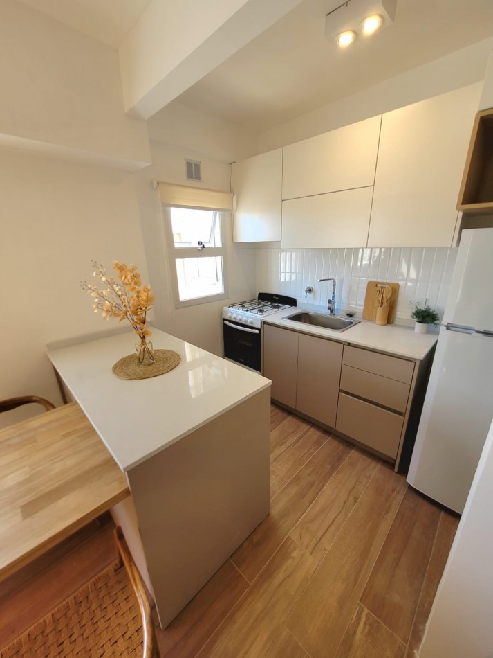 Venta de departamento de 2 Ambientes totalmente reciclado al lateral abierto, con ESPACIO DE COCHERA