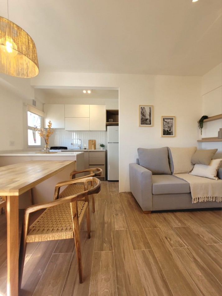 Venta de departamento de 2 Ambientes totalmente reciclado al lateral abierto, con ESPACIO DE COCHERA