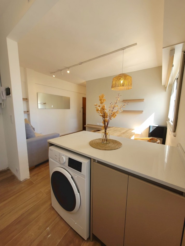 Venta de departamento de 2 Ambientes totalmente reciclado al lateral abierto, con ESPACIO DE COCHERA