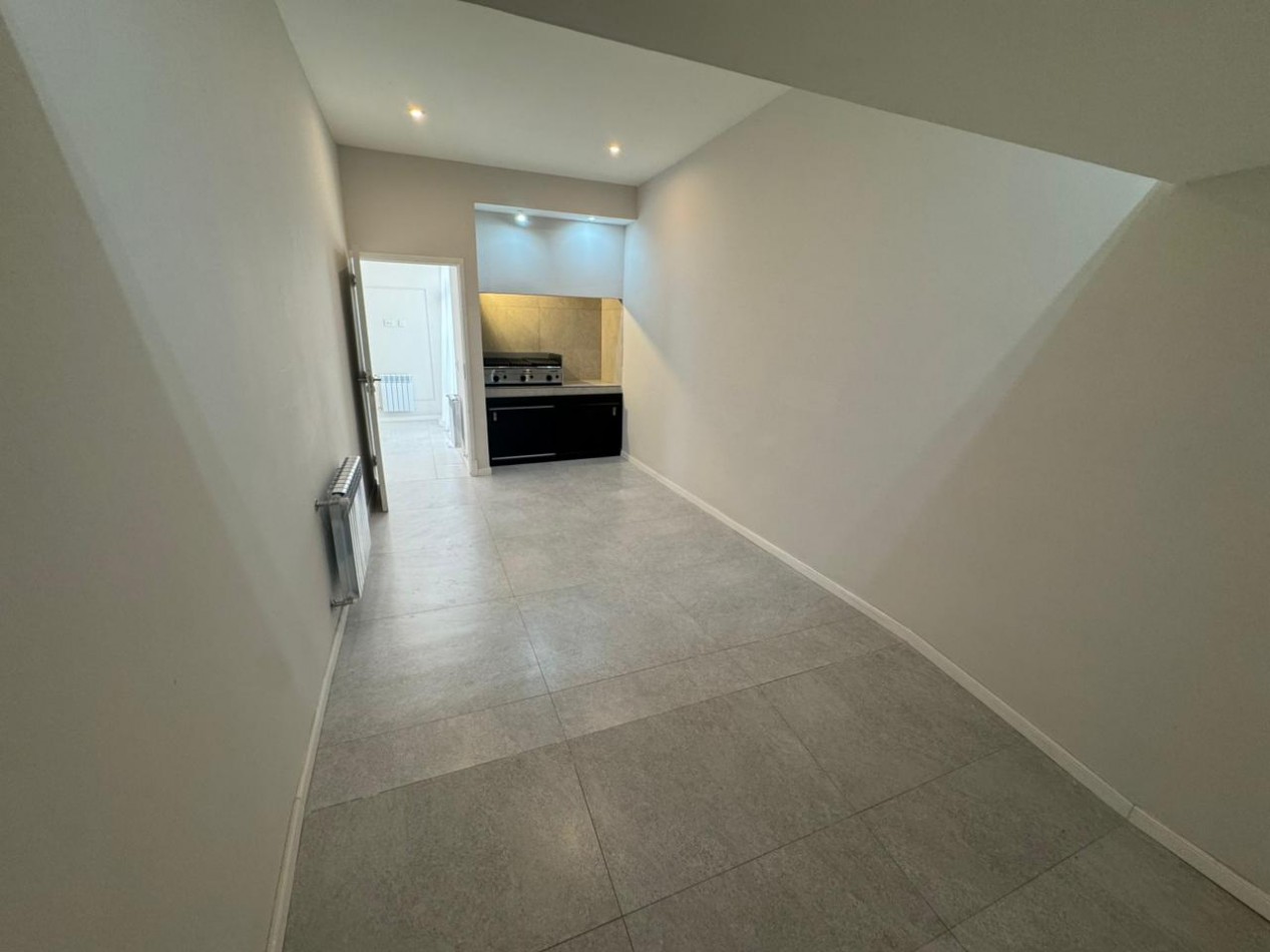 Venta de chalet en ph 5 ambientes con patio y cochera, reciclado y amueblado.