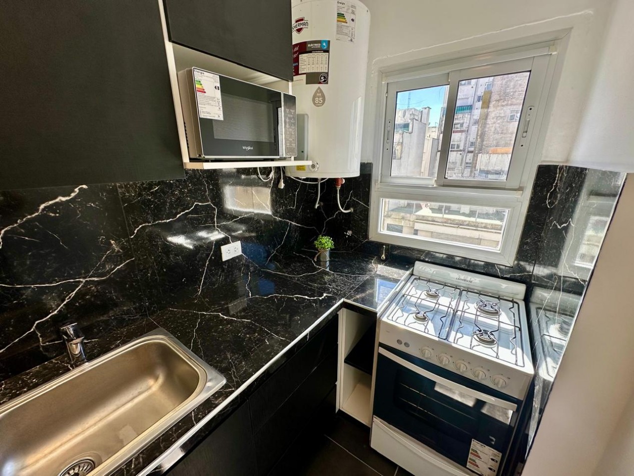 Venta Departamento 2 Ambientes con Dependencia, Vista lateral al mar y a Plaza Colon | Parcialmente reciclado y amoblado