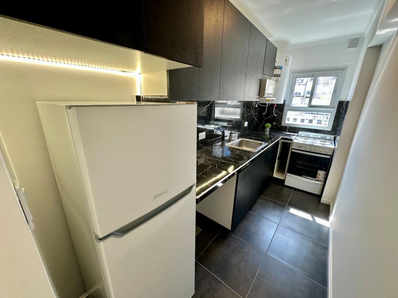 Venta Departamento 2 Ambientes con Dependencia, Vista lateral al mar y a Plaza Colon | Parcialmente reciclado y amoblado