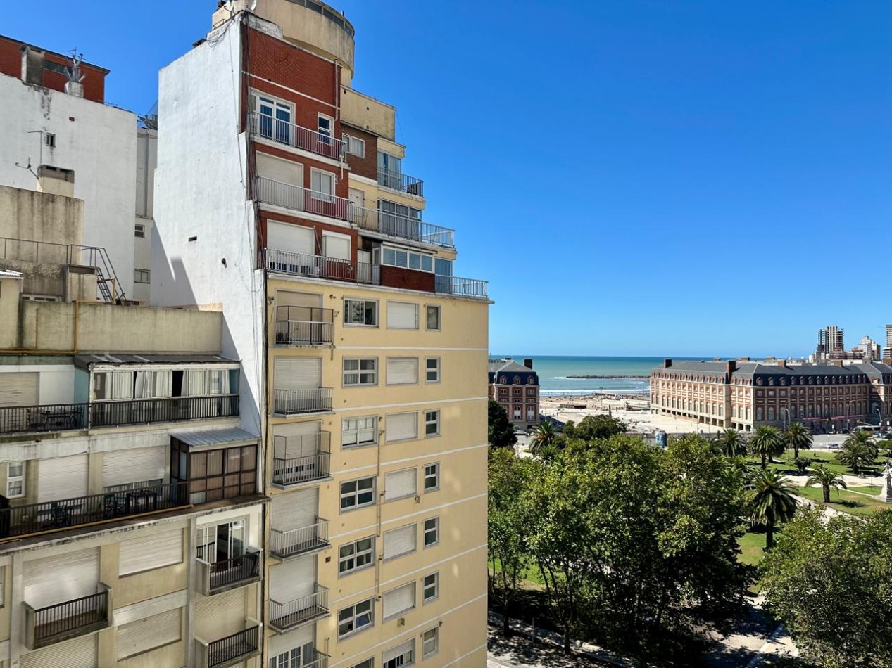 Venta Departamento 2 Ambientes con Dependencia, Vista lateral al mar y a Plaza Colon | Parcialmente reciclado y amoblado