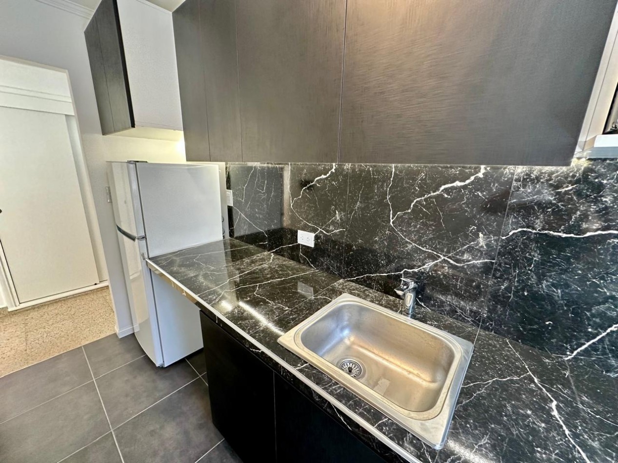 Venta Departamento 2 Ambientes con Dependencia, Vista lateral al mar y a Plaza Colon | Parcialmente reciclado y amoblado