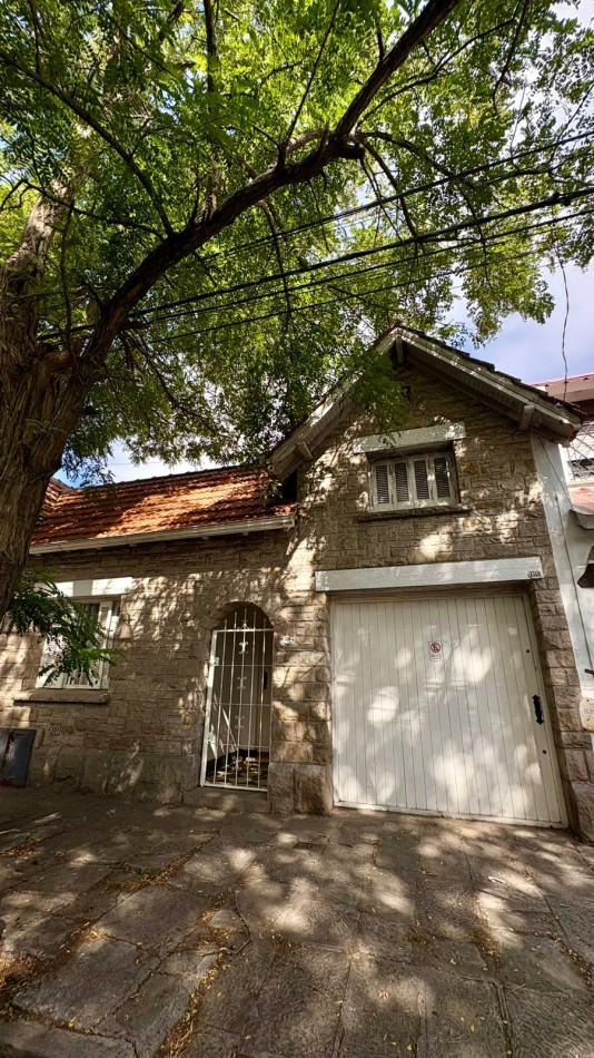 Chalet de estilo cuatro ambientes, Barrio La perla