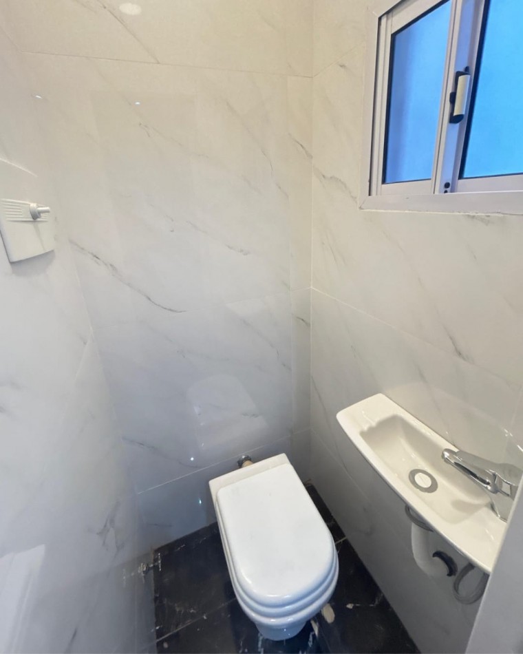 Venta de departamento dos ambientes con dependencia al frente y balcon. 