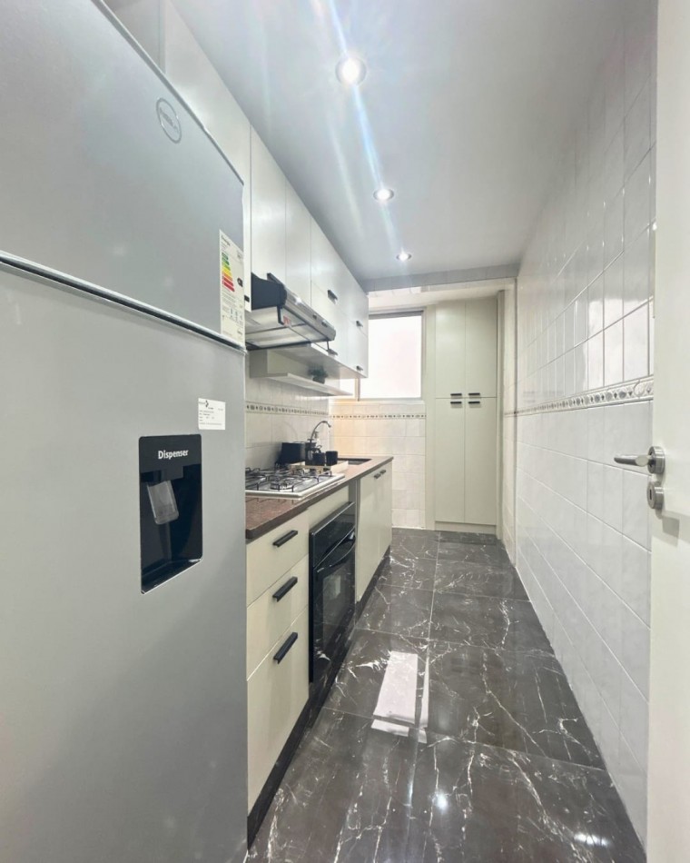 Venta de departamento dos ambientes con dependencia al frente y balcon. 