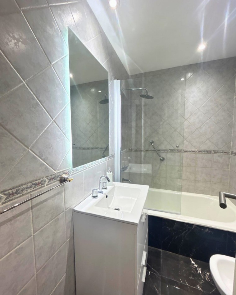 Venta de departamento dos ambientes con dependencia al frente y balcon. 