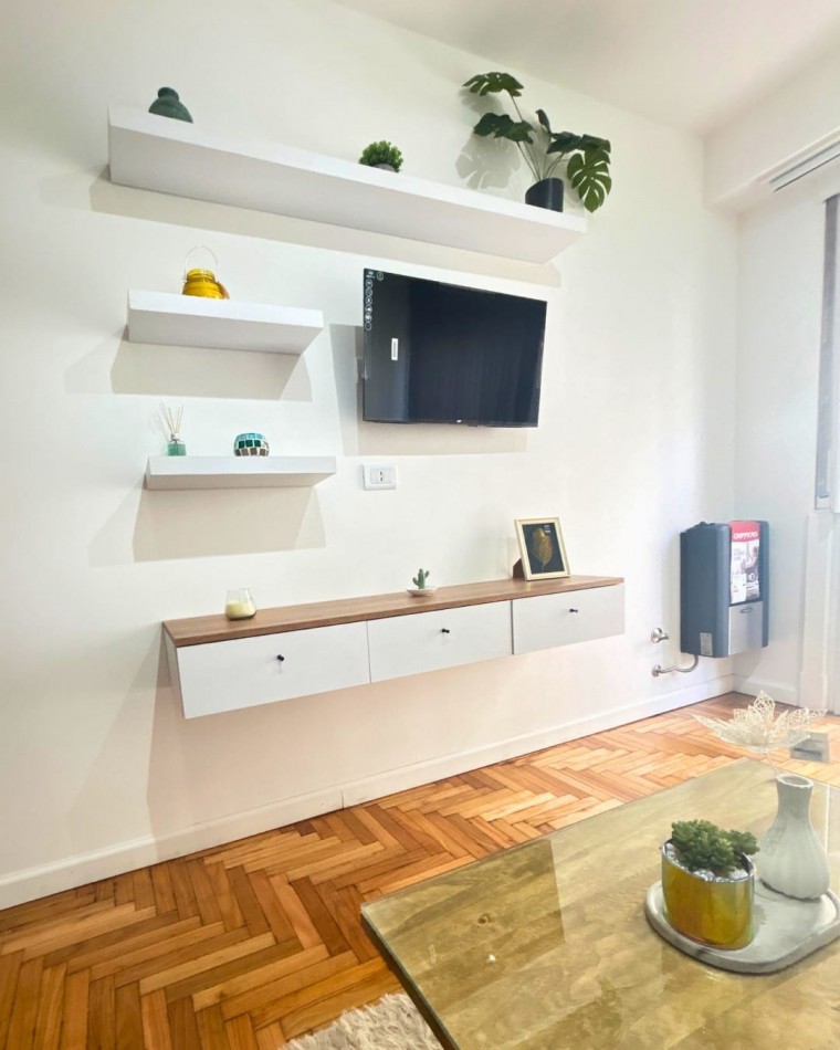 Venta de departamento dos ambientes con dependencia al frente y balcon. 