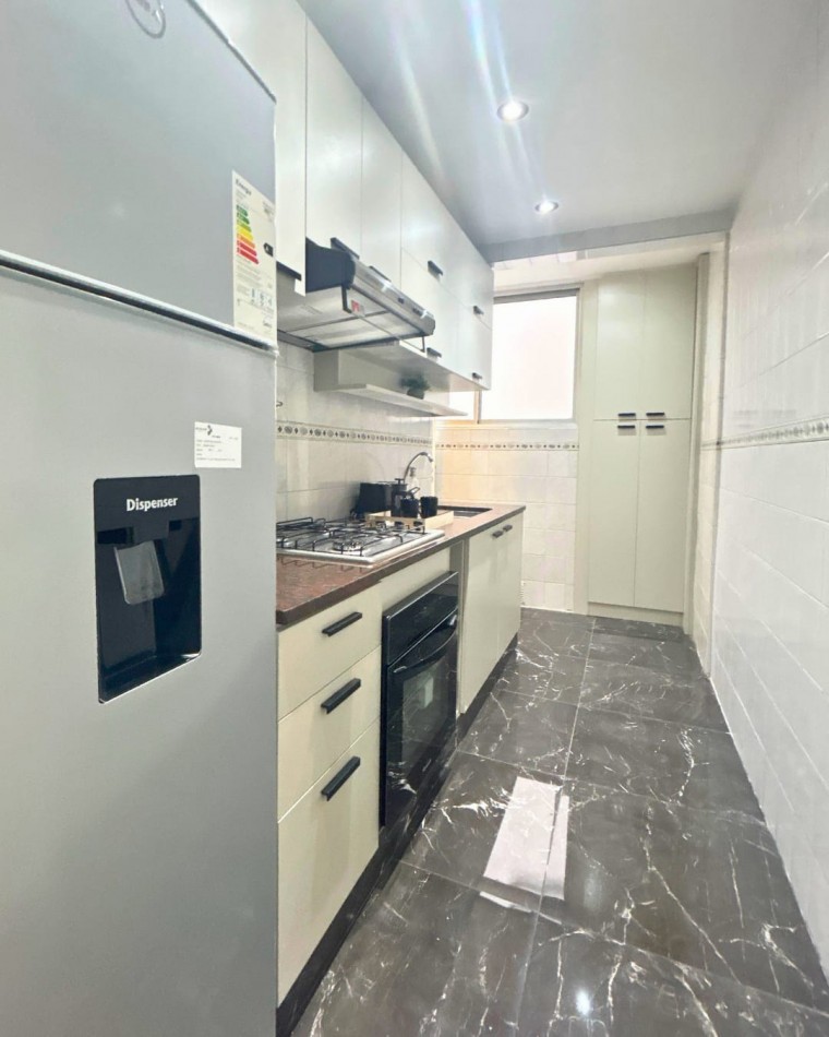 Venta de departamento dos ambientes con dependencia al frente y balcon. 