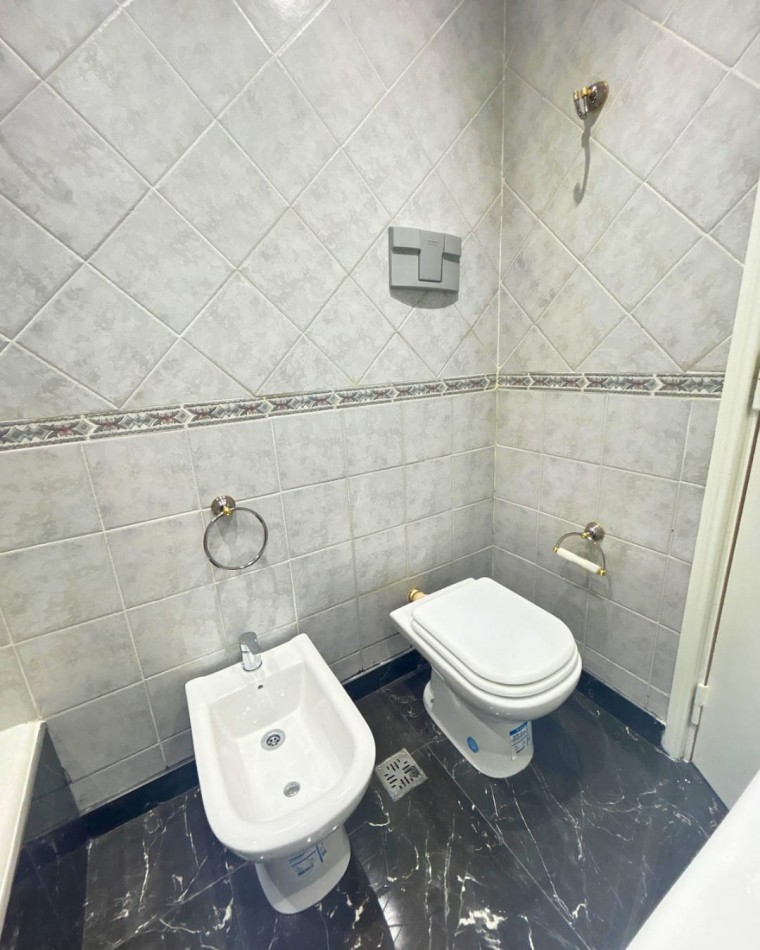 Venta de departamento dos ambientes con dependencia al frente y balcon. 