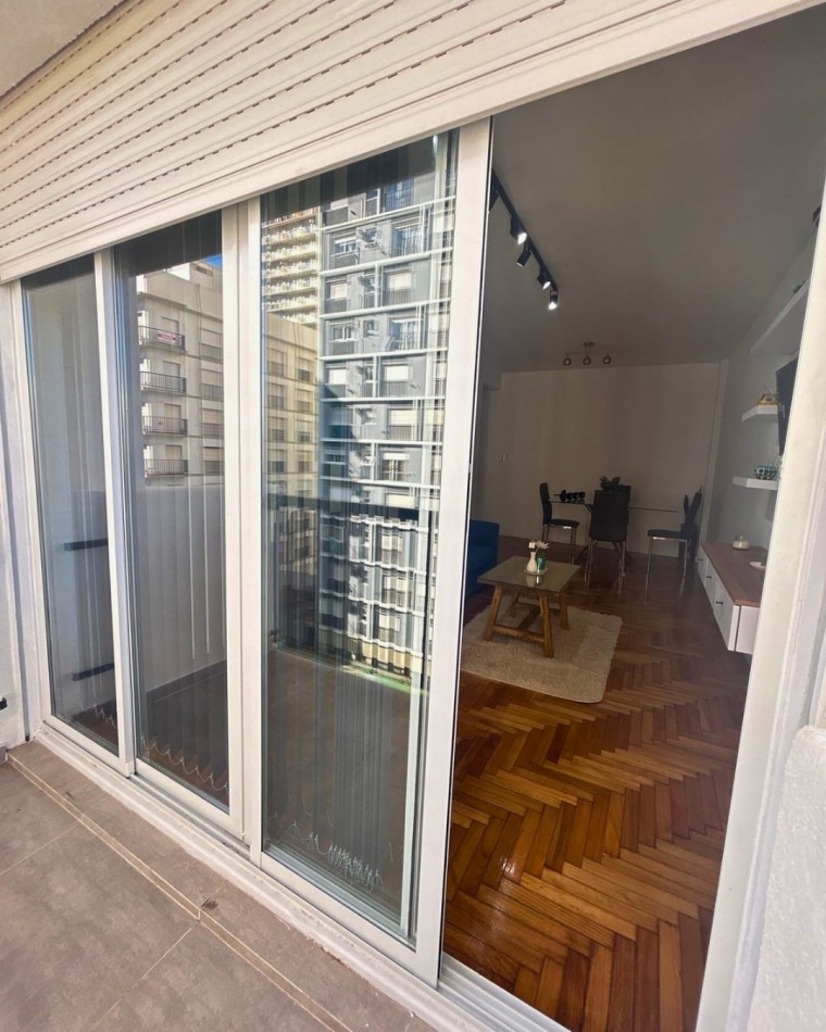 Venta de departamento dos ambientes con dependencia al frente y balcon. 