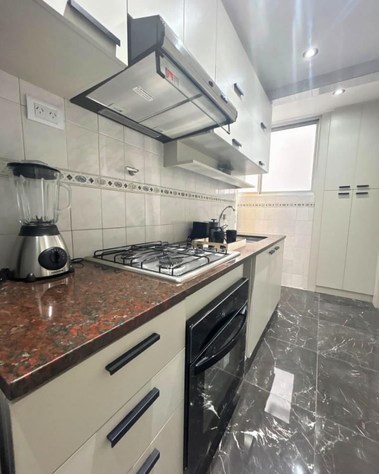 Venta de departamento dos ambientes con dependencia al frente y balcon. 