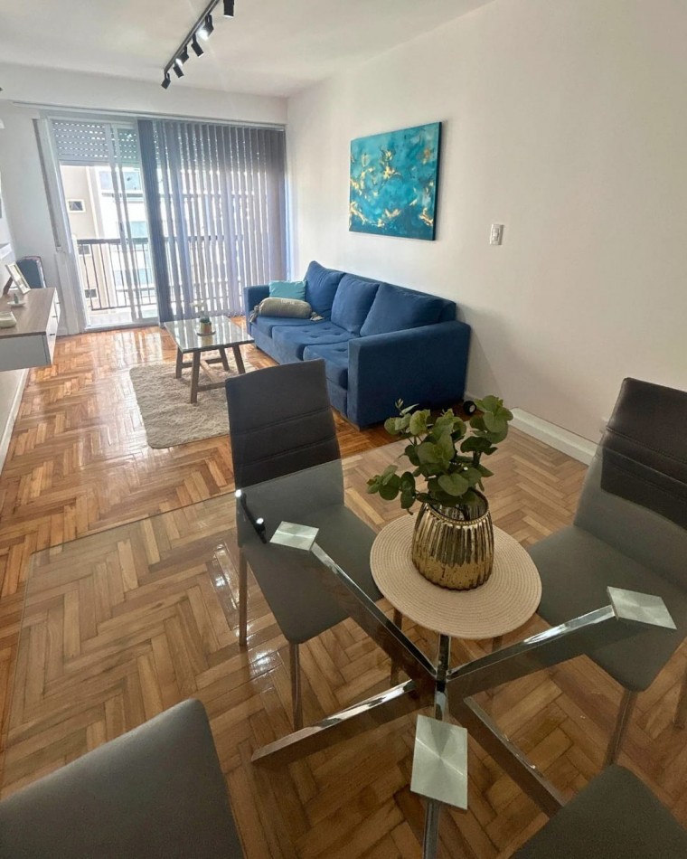 Venta de departamento dos ambientes con dependencia al frente y balcon. 