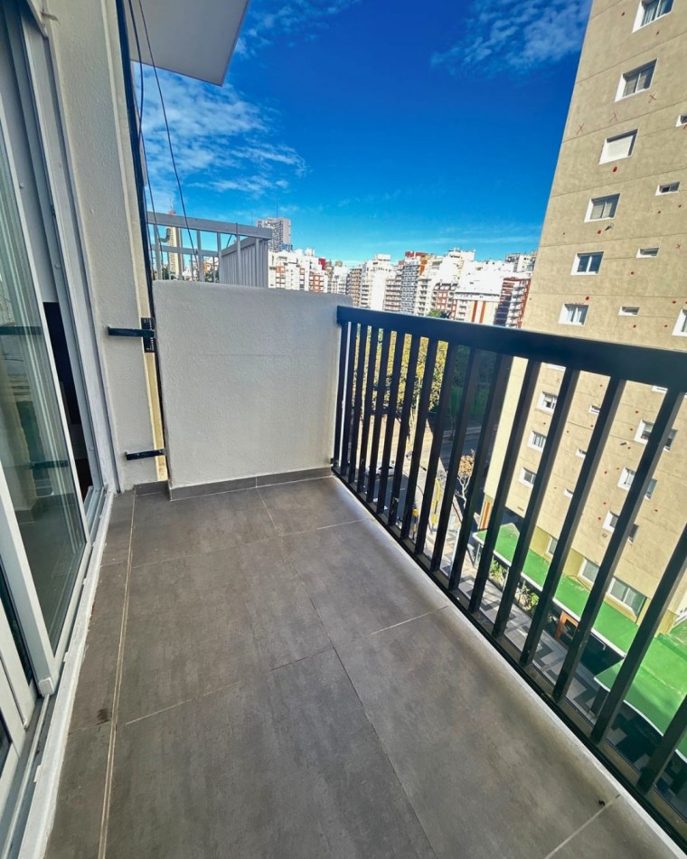 Venta de departamento dos ambientes con dependencia al frente y balcon. 