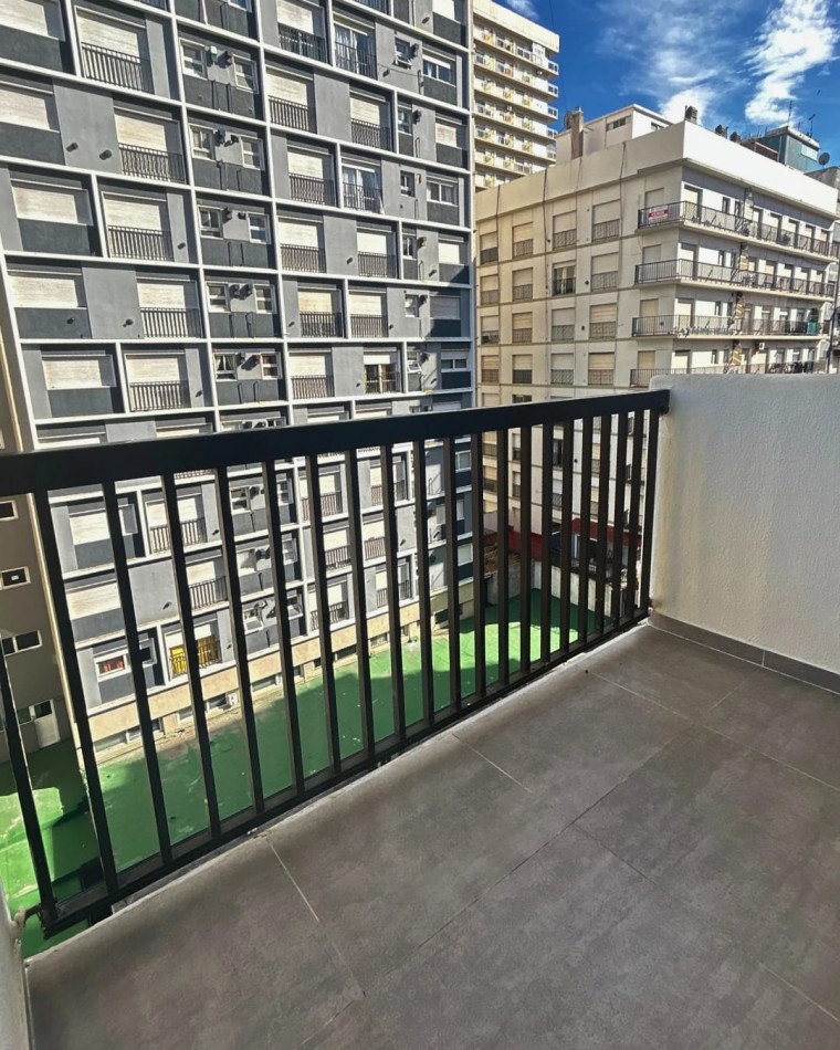 Venta de departamento dos ambientes con dependencia al frente y balcon. 