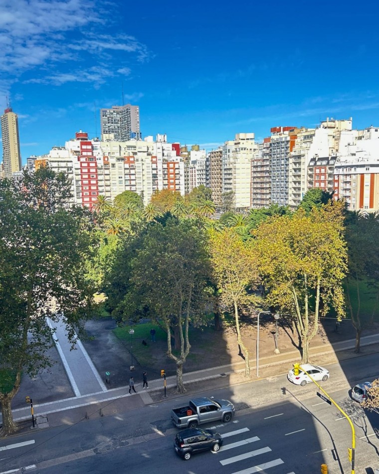 Venta de departamento dos ambientes con dependencia al frente y balcon. 