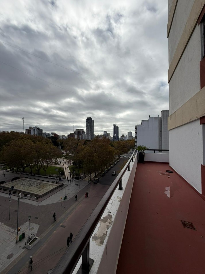 Venta Departamento 4 ambientes reciclado con balcon terraza y cochera frente a Plaza San Martin