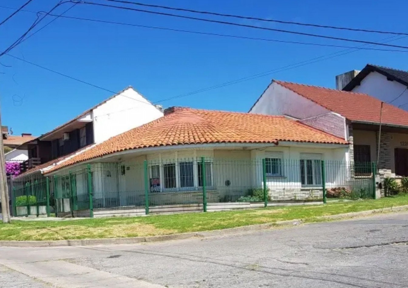 Venta de casa 4 ambientes, vista al mar, Punta Mogotes