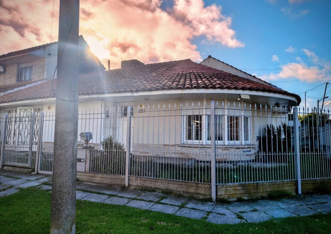 Venta de casa 4 ambientes, vista al mar, Punta Mogotes