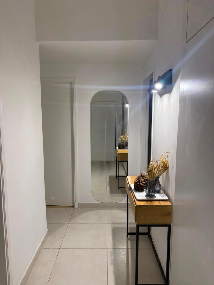 Venta Departamento de 2 ambientes con dependencia de servicio y balcon a la calle. 