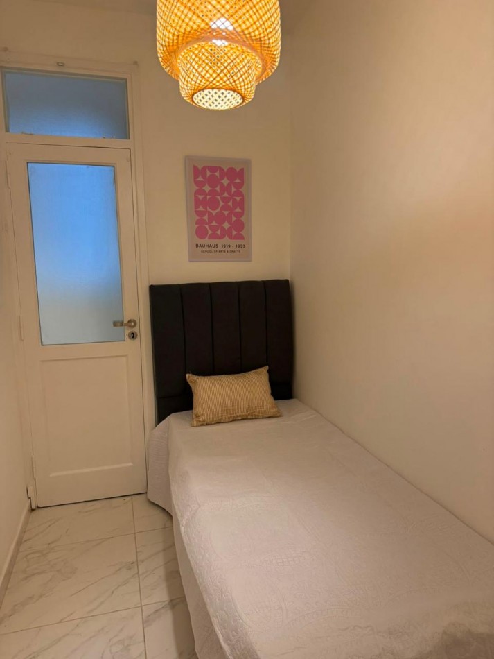 Venta Departamento de 2 ambientes con dependencia de servicio y balcon a la calle. 