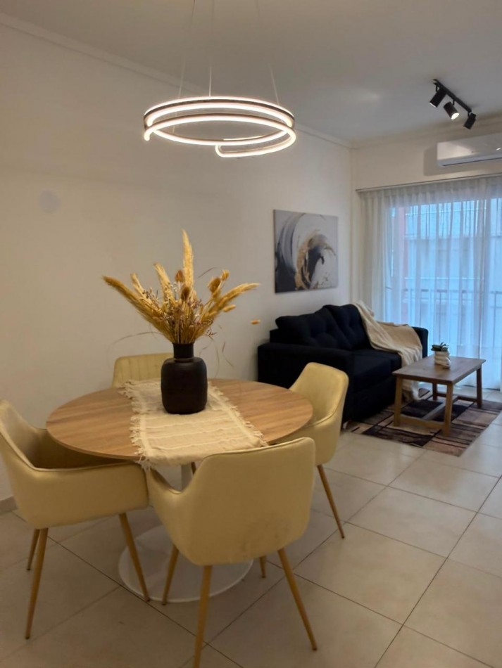 Venta Departamento de 2 ambientes con dependencia de servicio y balcon a la calle. 