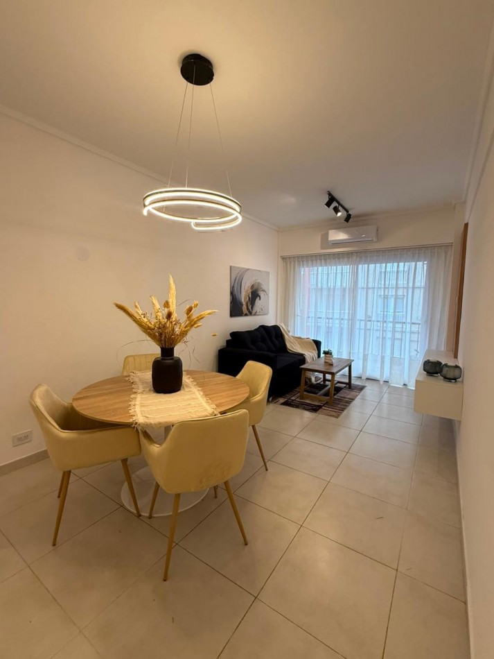 Venta Departamento de 2 ambientes con dependencia de servicio y balcon a la calle. 