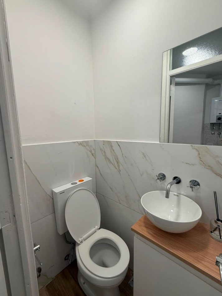 Venta Departamento de 2 ambientes con dependencia de servicio y balcon a la calle. 