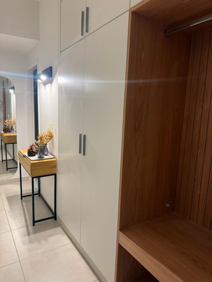 Venta Departamento de 2 ambientes con dependencia de servicio y balcon a la calle. 