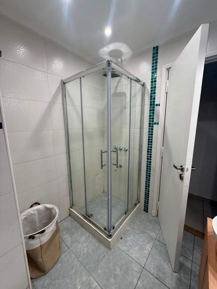 Venta Departamento de 2 ambientes con dependencia de servicio y balcon a la calle. 