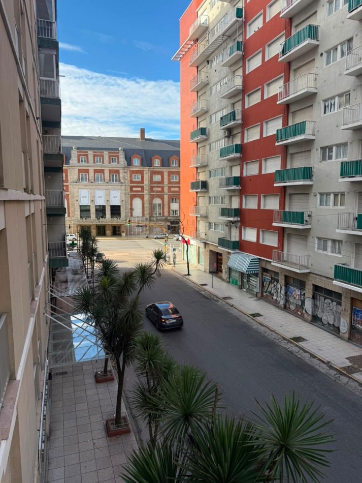 Venta Departamento de 2 ambientes con dependencia de servicio y balcon a la calle. 